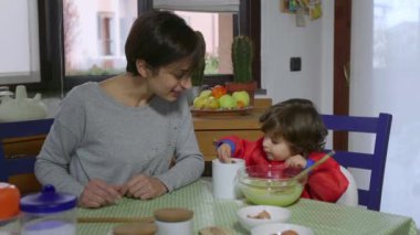 Anne ve kızı evde.