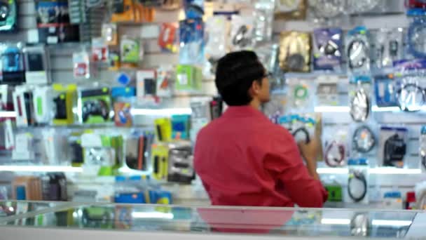 Chinese Man Working As Clerk Sale Assistant In Computer Shop — Stock Video