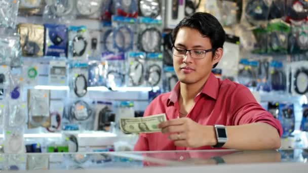 Propietario de la tienda de computadoras chino feliz Mostrando primer dólar — Vídeo de stock