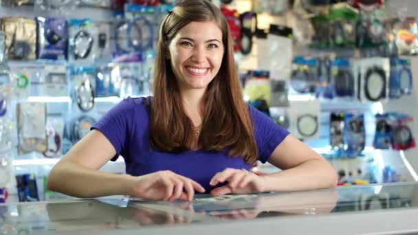 Щаслива жінка власник магазину комп'ютерів показує перший долар Заробіток — стокове відео