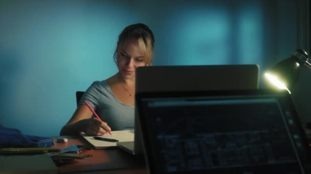 Mujer feliz diseñador de interiores que trabaja en PC tarde en la noche — Vídeo de stock