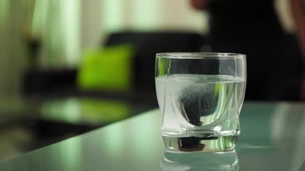 La femme malade met l'aspirine effervescente de comprimé dans le verre d'eau — Video