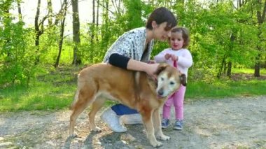 Mutlu anne ve çocuk köpek yürüyen açık aile hayatı