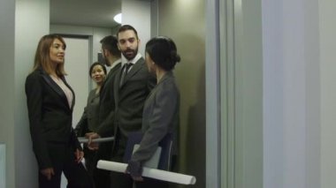 Asansör Asansör iş kadın adam Yöneticisi Ofis çalışanları iş arkadaşları arkadaşları