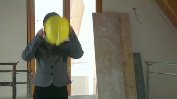 Азиатская женщина портрет инженер-архитектор на строительной площадке новое здание — стоковое видео