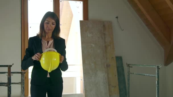 Vertrouwen vrouw portret Ingenieur-Architect In bouw website nieuwe huis — Stockvideo