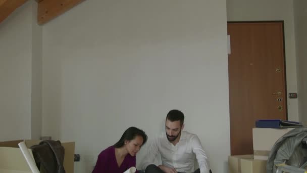 Man Woman Girl Friends Boyfriend Girlfriend Moving To New Apartment — Stock Video
