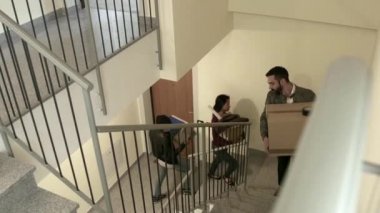 Kiracı arkadaşlar genç öğrenciler için yeni daire ev hareket insanlar