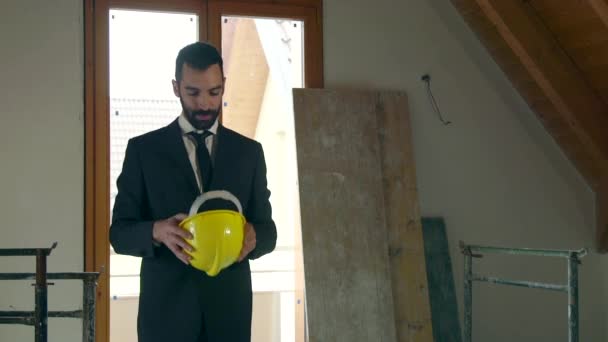 Ouvrier Homme Souriant Ingénieur Architecte Sur Le Site De Construction Nouvel Appartement — Video