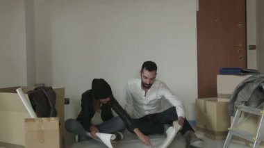 Koca karı adam kadın arkadaşlar insanlar için yeni evinizi taşımak