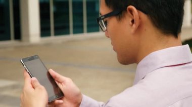 Çinli işadamı tipik haber Smartphone cep telefonu