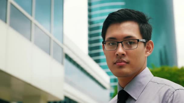 Портрет китайський бізнесмен посміхаючись за межами офісу хмарочос — стокове відео