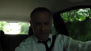 Mutlu bir adam işadamı insanların sürüş araba sürücüsü şarkı şarkı dinle