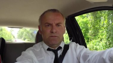 GPS Navigator aygıtı kullanarak arabayı kullanan adam işadamı banliyö insanlar