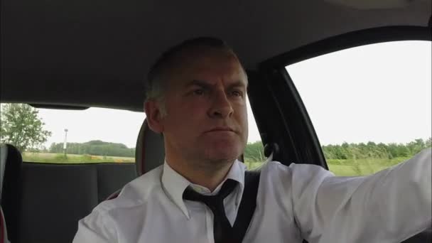 Üzletember ember ingázó emberek vezetés autó ingázás beszélgetett telefonon — Stock videók