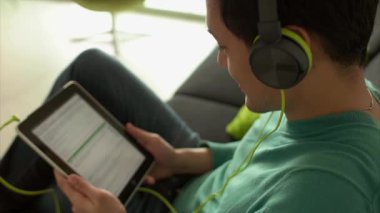 Asya adam dinleme müzik Podcast Earphones ile Tablet PC