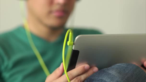 Homem chinês assistir Podcast e funciona em Tablet PC — Vídeo de Stock