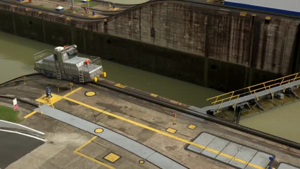 貨物とロジスティクスパナマ運河ミラフローレスロック-11 — ストック動画