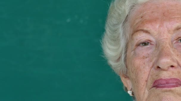 14 weiße Senioren porträtieren depressive Seniorin mit Gesichtsausdruck — Stockvideo