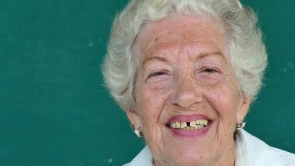 16 personnes âgées blanches Portrait Happy Old Woman sourire visage — Video