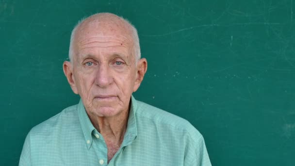 21 hispanische Senioren porträtieren traurigen älteren Mann Gesichtsausdruck — Stockvideo