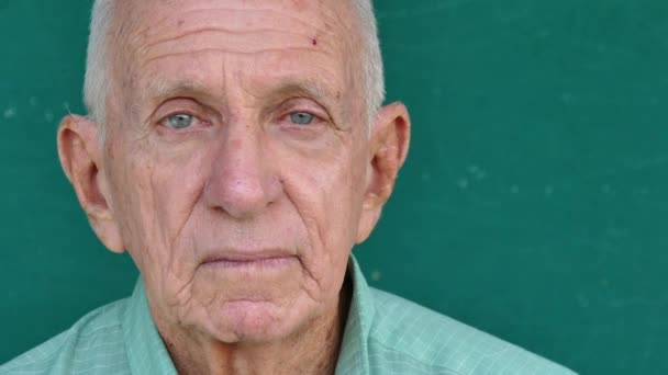 22 hispánští starší lidé portrét ustaraný starší muž obličej výraz