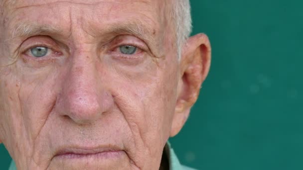 23 Bianco anziano ritratto depressa anziano uomo faccia espressione — Video Stock