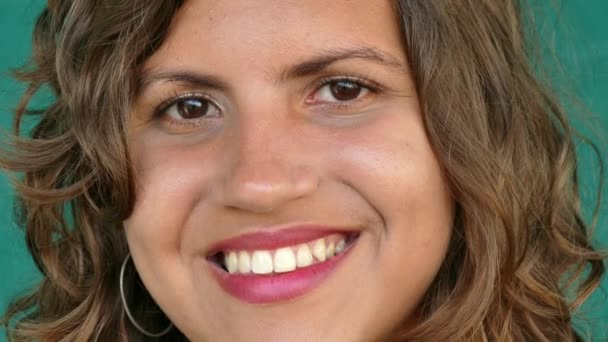41 hispánští lidé na výšku šťastné děvče úsměv tvář výraz