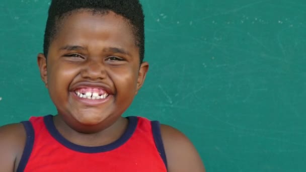 46 Чорний дитячий портрет Щасливий молодий хлопчик сміється на камеру — стокове відео