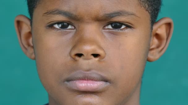 53 schwarze Kinder porträtieren trauriges Kind mit depressivem Gesichtsausdruck — Stockvideo
