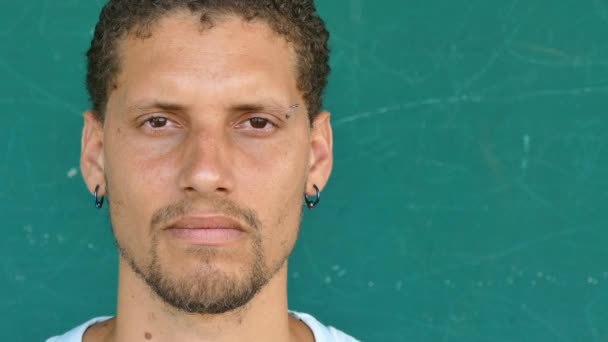 61 de oameni hispanici Portret Bărbat serios Privind La Camera — Videoclip de stoc