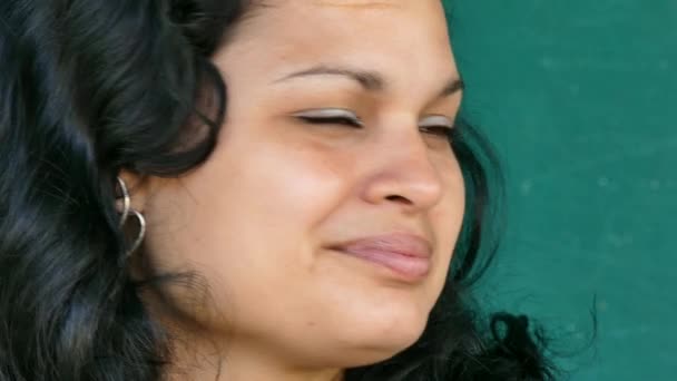 68 latino ihmiset muotokuva vakava nuori nainen katsot kameraa — kuvapankkivideo