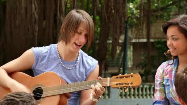 13 Jovem feliz e mulher amigos pessoas tocando música — Vídeo de Stock