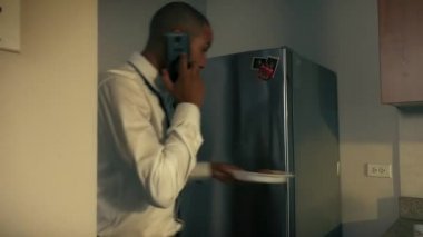 7 Multitasking Meşgul Man Acele Kahvaltı için Sağlıksız Gıda Yeme