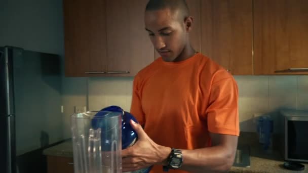 2 atleta hombre prepara batido de leche de proteína en la cocina — Vídeo de stock