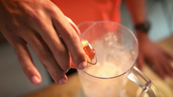 3 Mann bereitet Proteinmilchshake mit Erdbeeren zu — Stockvideo