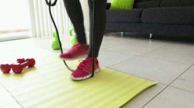Ev Fitness siyah kadın eğitim omuz ağırlıkları ile