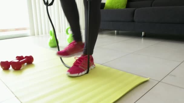 Home Fitness zwarte vrouw opleiding schouders met gewichten — Stockvideo