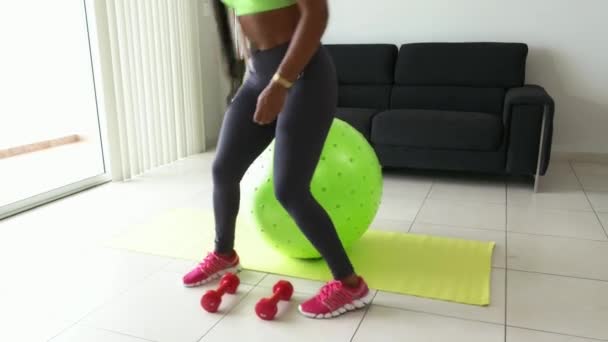 Hem Fitness svart kvinna utbildning Biceps med vikter — Stockvideo