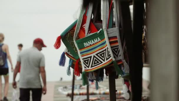 1 mensen lopen In toeristische markt Casco Antiguo Panama — Stockvideo