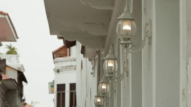 3 lampen en oude straat lampen In Casco Antiguo Panama — Stockvideo