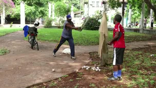 Treinamento de idosos para beisebol em Havana Cuba — Vídeo de Stock