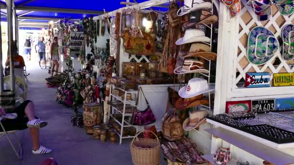 Compras de turistas para souvenirs en el mercado en Varadero Cuba — Vídeos de Stock