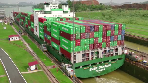 Navire avec des conteneurs pour le commerce mondial au canal de Panama — Video