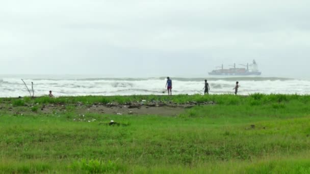 Freunde spielen Fußballspiel am Strand — Stockvideo