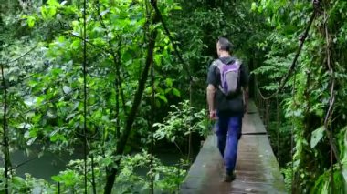 Köprü asılı yürüyen adam