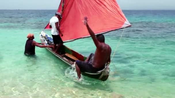 Fishermen on traditional dugout canoe — Stock Video