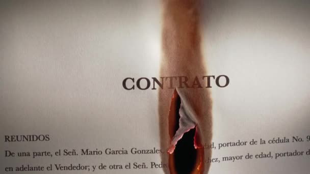 3 Primer plano del contrato en español ardiendo en llamas — Vídeos de Stock