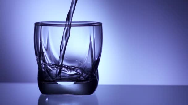 9 Glas gefüllt mit Wasser in Super-Zeitlupe 240p — Stockvideo