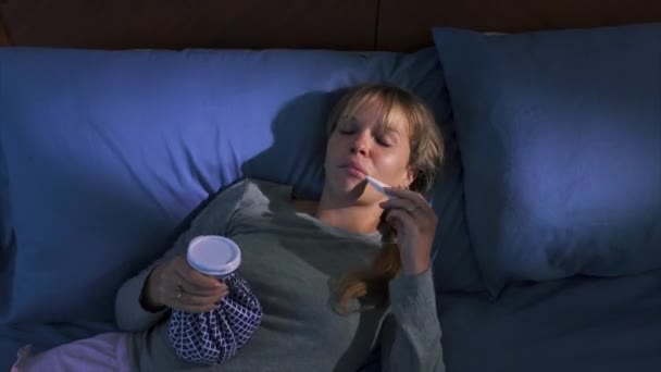 6 Menina com febre mede a temperatura com termômetro à noite — Vídeo de Stock